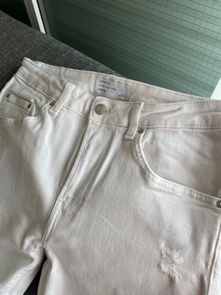 Pantalón skinny roto