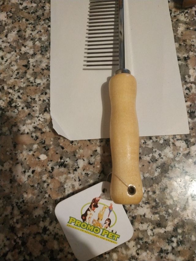 Pettine x cani a denti larghi.