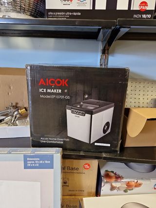 Maquina de hielo sobre encimera