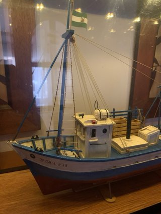 Maqueta de barco de pesca artesanal