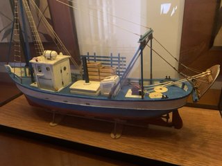 Maqueta de barco de pesca artesanal