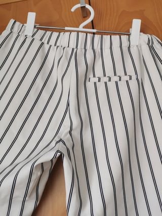 Pantalones pirata blancos con rayas azul marino 