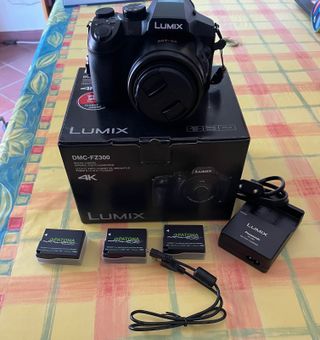 Fotocamera Panasonic Bridge DMC-FZ300 + 3 batterie