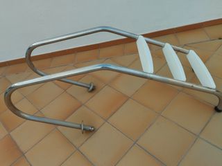 Escalera metálica piscina con tres escalones