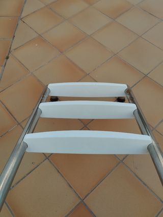Escalera metálica piscina con tres escalones