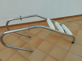 Escalera metálica piscina con tres escalones