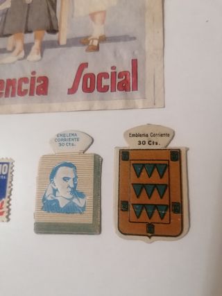 Lote panfleto e insignias Auxilio Social