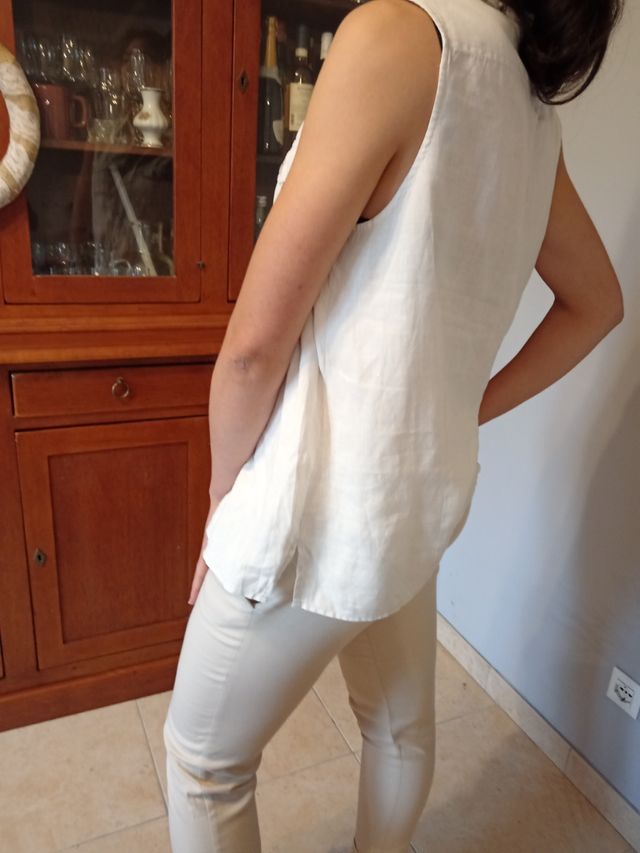 Camicetta in lino senza maniche.