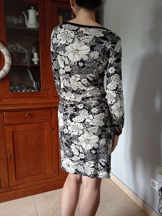 Vestito elasticizzato con motivi floreal