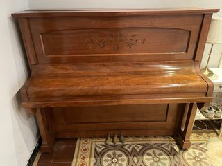 Piano madera siglo XX.