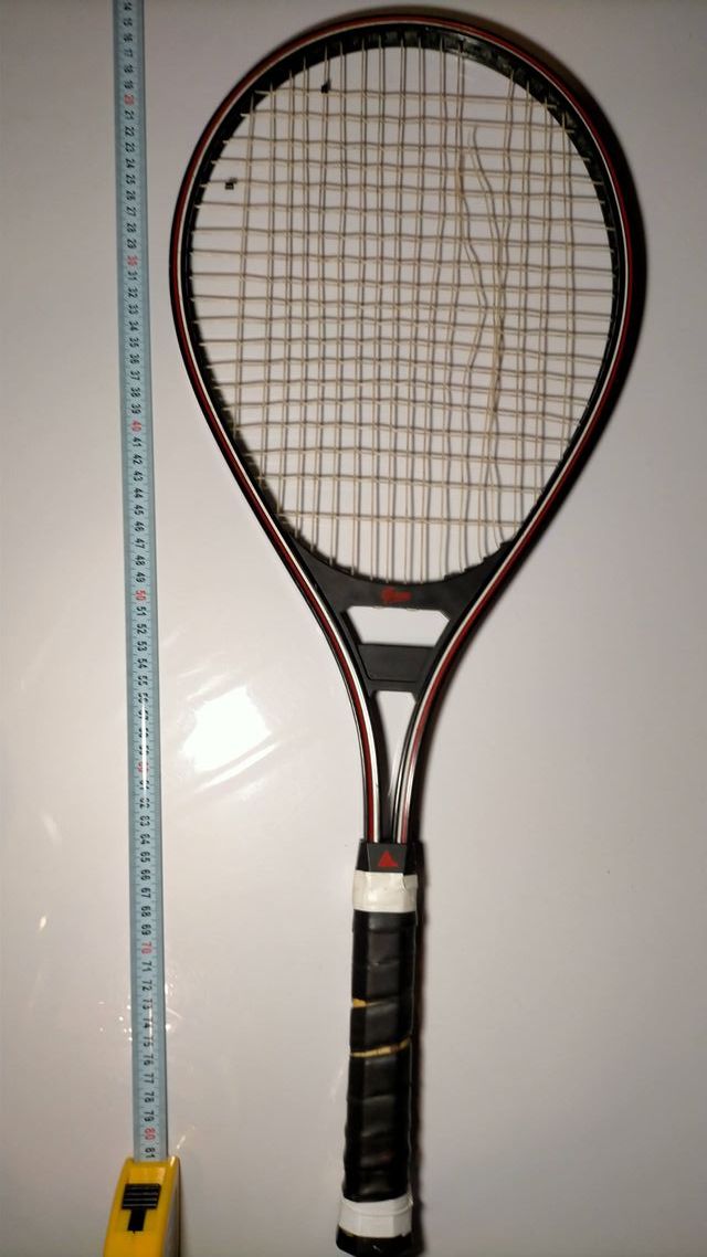 Raqueta de tenis negra marca GAM