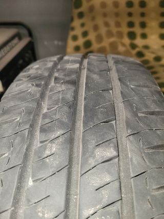 Neumatico 215/70R15c