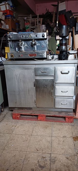 Mueble cafetero y maquina de cafe