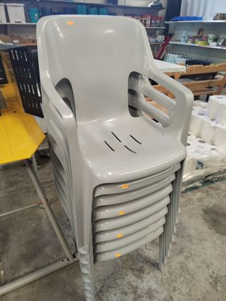 Sillas de exterior blancas y grises