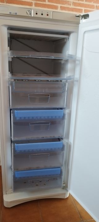 congelador vertical Indesit Modelo 1500 ufan 300