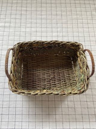 Cestita con asas de mimbre