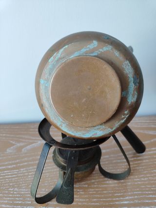 Tetera cafetera antigua con hornillo