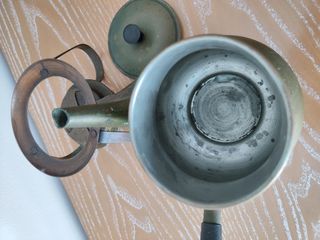 Tetera cafetera antigua con hornillo