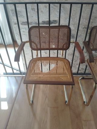 Dos sillas Cesca, fabricadas en Italia.