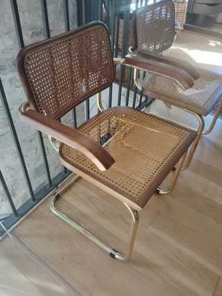 Dos sillas Cesca, fabricadas en Italia.