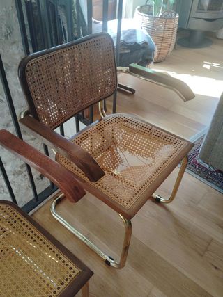 Dos sillas Cesca, fabricadas en Italia.