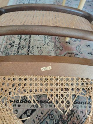 Dos sillas Cesca, fabricadas en Italia.