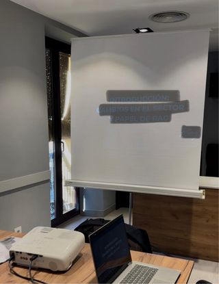 Pantalla de proyeccion con tripode