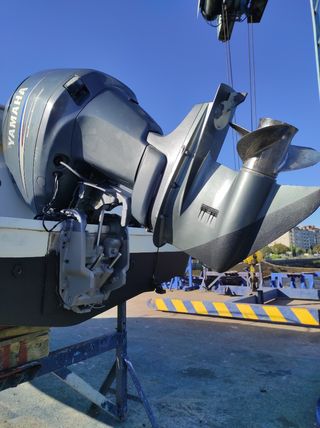 Barco open Yamaha 150 y plaza amarre.
