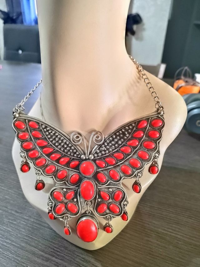 Collana con grande farfalla