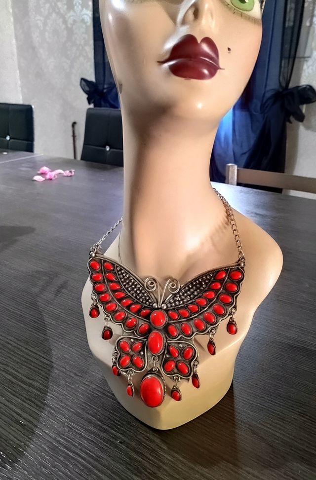 Collana con grande farfalla