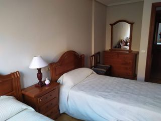 Cama individual con colchón y mesita de noche