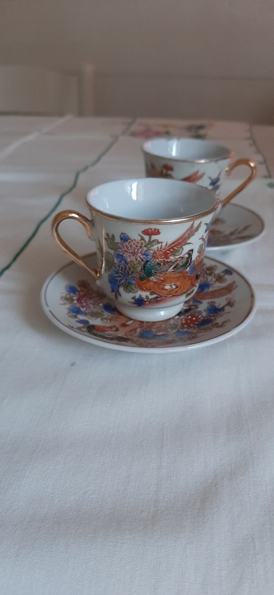 Due tazze da caffè con piattini nuovi.