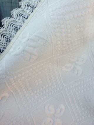 Colcha dibujo geométrico  y volante