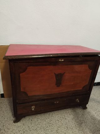 Baúl de madera antiguo para restaurar.