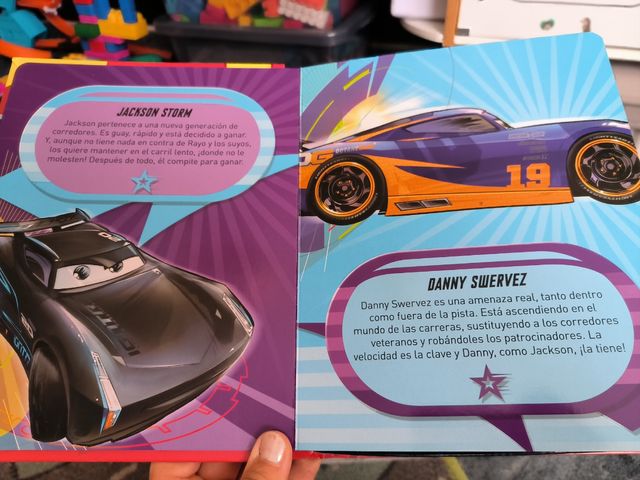 Cuento con juguetes y tapete.Cars.