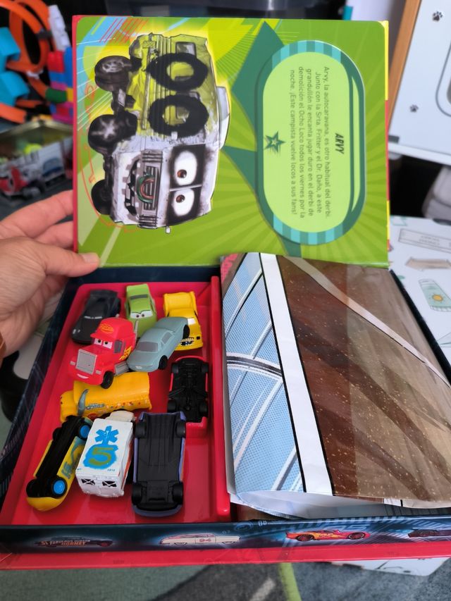 Cuento con juguetes y tapete.Cars.