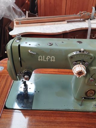 Maquina de coser antigua Alfa