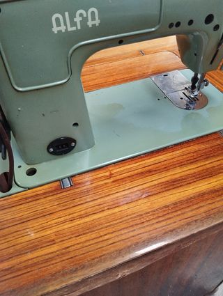 Maquina de coser antigua Alfa