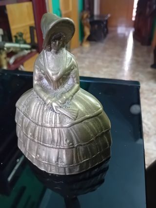Campana de bronce antigua señora