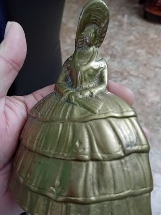 Campana de bronce antigua señora