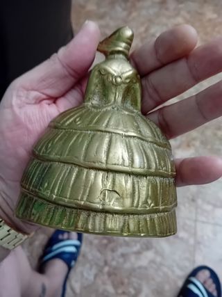 Campana de bronce antigua señora