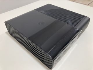 CONSOLA XBOX 360 E 250 GB/GO + 48 JUEGOS