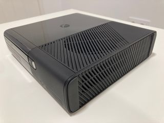 CONSOLA XBOX 360 E 250 GB/GO + 48 JUEGOS