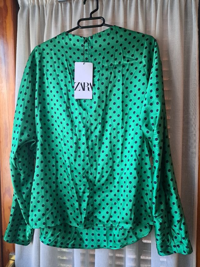 Blusa verde de lunares