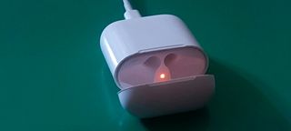 Estuche de carga airpods original.