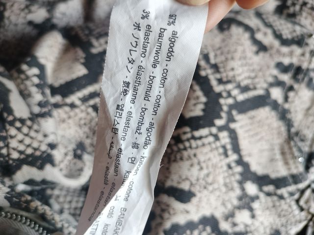 Vaqueros estampado serpiente Zara 38