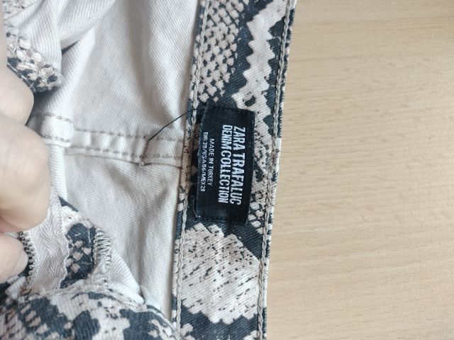 Vaqueros estampado serpiente Zara 38