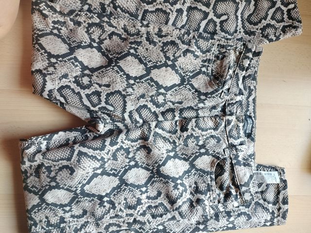 Vaqueros estampado serpiente Zara 38