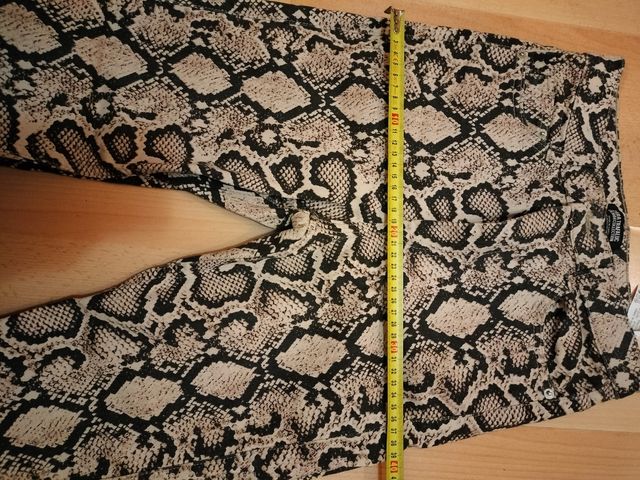 Vaqueros estampado serpiente Zara 38