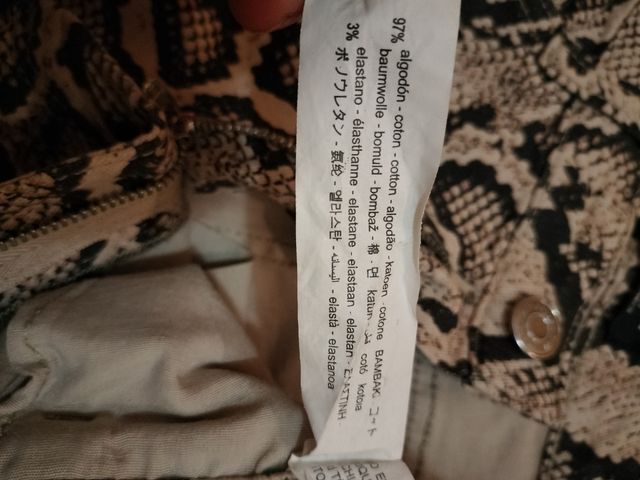 Vaqueros estampado serpiente Zara 38